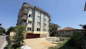 Sakarya’da deprem yadigarı yıkık bina mahalleliyi canından bezdirdi