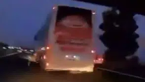 Otobüsün ani manevrası otomobili bariyerlere savurdu