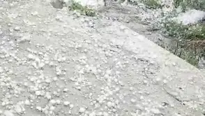 Ağustosta kış manzarası Hanak'ta dolu caddeyi beyaza boyadı