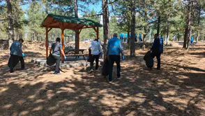 Yalvaç’ta hükümlüler parkları temizliyor