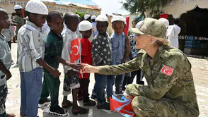 Somali’deki yetim çocuklara Türk askerinden destek eli