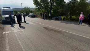 Niksar yolunda sürücü direksiyonu kaybedince araç ağaçlığa uçtu
