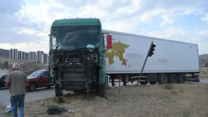 Kırıkkale'de zincirleme kaza Otobüs TIR'a, sonra kamyonete çarptı