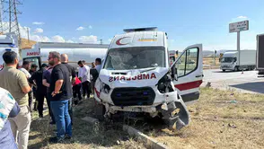 Kemallı Kavşağı'nda ambulans ile cip çarpıştı, 5 kişi yaralandı