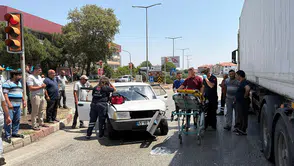 Kula'daki kavşakta tır ile otomobil birbirine girdi