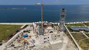 Rize sahilindeki dev cami inşaatı hızla yükseliyor