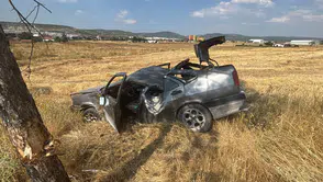 Kütahya'da direksiyon hakimiyetini kaybeden sürücü tarlaya uçtu
