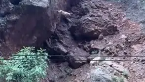 Tunceli'nin sarp kayalıklarında dağ keçilerinin şaşırtan atlayışları