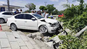 Erciş yolunda otomobil duvara çarptı