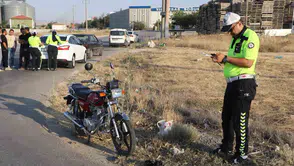 Karaman'da kavşak kazası motosikletliyi hastanelik etti