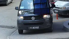 Bilecik merkezde kaldırıma park edilen resmi araç yayaları çileden çıkardı