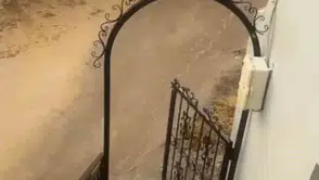 Bayburt köyünde aniden bastıran sağanak yolları göle çevirdi