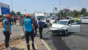 Bingöl Gündoğdu kavşağında iki otomobil çarpıştı