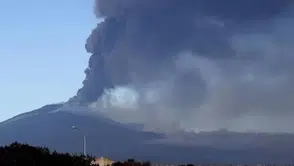 Sicilya’da Etna Yanardağı uçuşları vurdu