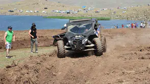 Ağrı Balık Gölü şenliklerle sezonun en hareketli günlerini yaşadı