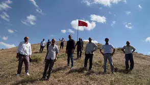 Kars Bardaklı köyünün tepesinde yeni bayrak gururu