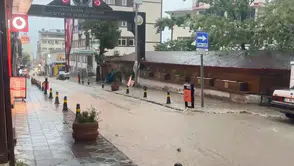 Artvin'de aniden bastıran sağanak hayatı felç etti: Yollar göle döndü