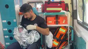 Şanlıurfa’da hastaneye yetişemeyen anne otomobilde doğum yaptı