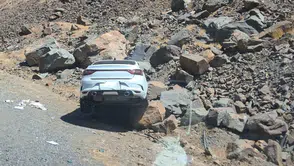 Hakkari Çukurca yolunda kaza geçiren aile hastaneye kaldırıldı