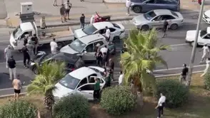 Güvenlik kamerası kayıttaydı Kırmızı ışıkta bekleyen araçların arasına daldı