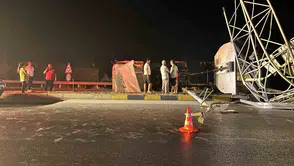 İzmir'de dorsesi açık kalan tır ortalığı birbirine kattı