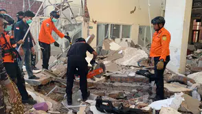 Endonezya'da 7.7 şiddetinde deprem paniği