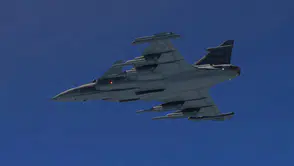 Pilot Szolnok yakınlarında fırladı, uçak boş arazide düştü