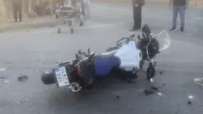 Sarıcaali Kavşağı’nda motosiklet otomobile çarptı; sürücü ağır yaralandı