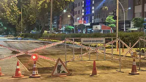 Burdur’da gece yarısı yol çalışmasına polis engeli