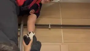 Çankırı'da asma tavanın içine sıkışan kedileri itfaiye kurtardı