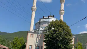 Amasya'da köy camisinin hoparlöründen Zeki Müren şarkıları yükseldi