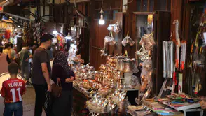 Kavurucu sıcağa rağmen Bakırcılar Çarşısı turist akınına uğruyor