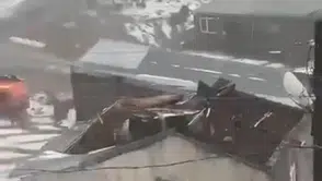 Çıldır'da akşam karanlığında dolu ve fırtına dehşeti Çatılar uçtu, evler su altında