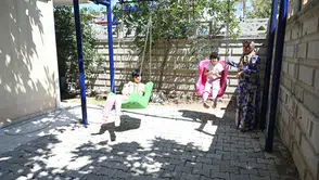 Üç engelli kardeşin salıncak hayali gerçek oldu