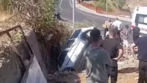 Sason girişinde iki araç çarpıştı biri çukura uçtu