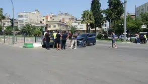 Kilis’te otomobiller kavşakta çarpıştı 4 kişi hastaneye kaldırıldı