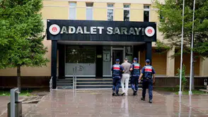 Kardeşinin kimliğiyle kaçmaya çalışırken jandarmaya yakalandı