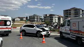 Kavşakta cip ve otomobil çarpıştı, 3 kişi hastanede