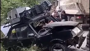 Hatay'da hafriyat kamyonu ve otomobil çarpıştı 9 kişi hastaneye kaldırıldı