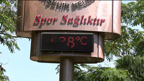 Adana’da kavurucu sıcaklar hayatı durma noktasına getirdi