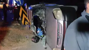 Kavşakta hafif ticari araçlar çarpıştı, 9 kişi yaralandı