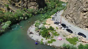 Hakkari’nin saklı cenneti Şine Deresi piknikçileri ağırlıyor