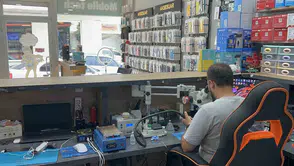 Tamir sırasındaki telefon bataryası patlayınca dükkan bir anda karıştı