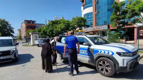 İzmit sokaklarında kaybolan turist çiftin imdadına zabıta yetişti