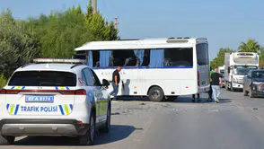 Antalya yolunda sabah trafiğinde dehşet anları: Tur otobüsüne çarpan servis midibüsünde 6 yaralı