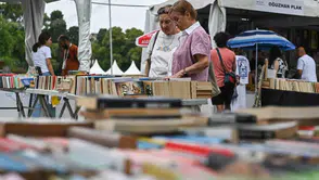 İzmir'in kalbi Kültürpark'ta edebiyat rüzgarı: Kitap kokusu sonbaharla buluştu