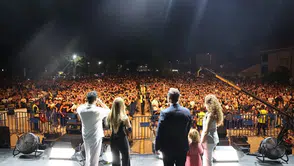Çivril'de festivalin finalinde Derya Uluğ rüzgarı: Belediye kasasından tek kuruş çıkmadı