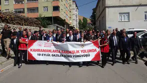Bitlis sokaklarında dev bayrakla vefa yürüyüşü: Gaziler onurlandırıldı