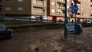 İspanya'da doğa felaketi: Sele kapılan araçta can pazarı