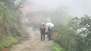 Trabzon'da korkutan heyelan: Beton kırma çalışması yaparken toprak altında kaldı